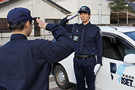 敬礼する警備員