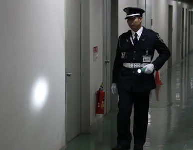施設警備にあたる警備員