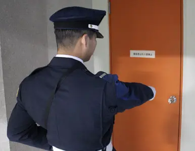 施設警備にあたる警備員